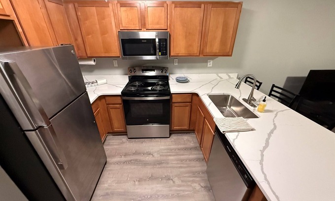 Burns Park Appartement | * NEW * 4BR Retreat | Heart of Campus w/ Parking