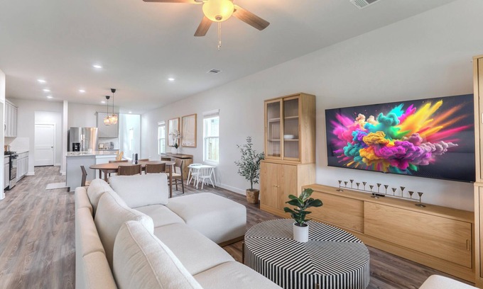 Magnolia Maison | NEW 5 bdr + lake view + playground + BBQ, fits 10!