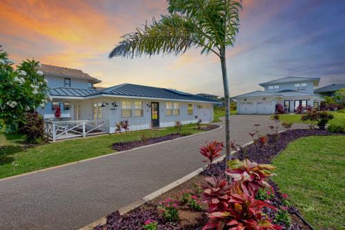 Poipu Maison | NEW - 7BD Farmhouse Estate - AC Pool Slide Gym Pickleball