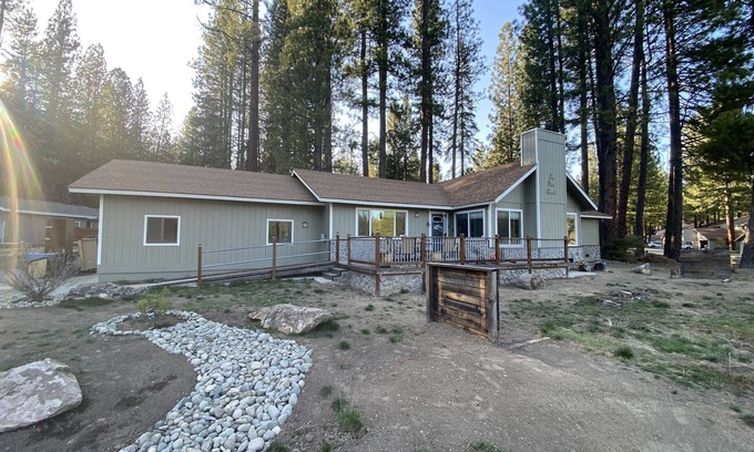 Plumas Eureka Estates Maison | Summer Getaway: 3 bedroom home with golf course view , Dogs OK