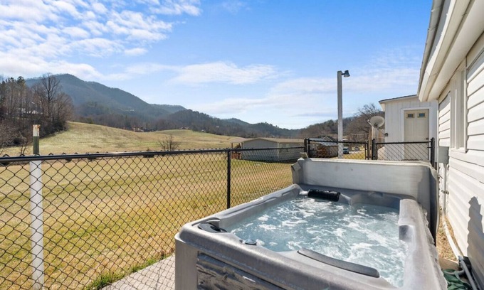 Wears Valley Maison | New! Adorable 1BR w/MTN Views! Hot Tub*Location!