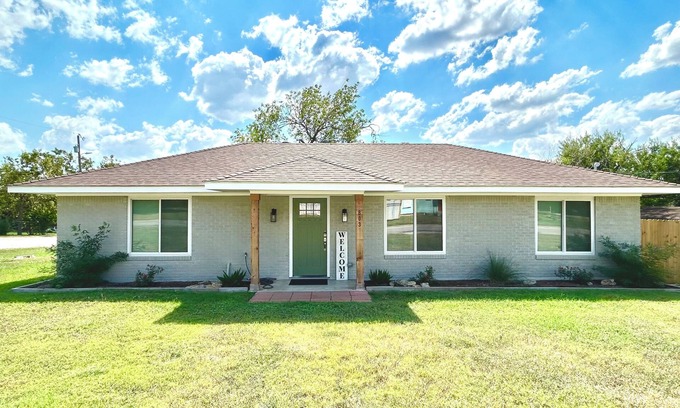Brenham Maison | Mondern, High Tech Country Charmer - 3 br, 1 mi to downtown and 1 mi off highway