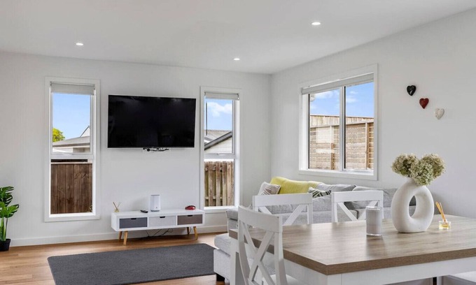 Richmond Heights Maison | New and Bright Two Mile Escape