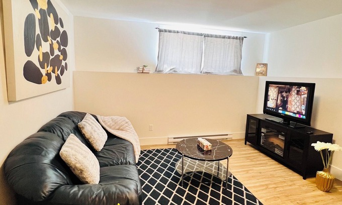 Riverview Maison | New and Modern Suite in Bristol Riverview
