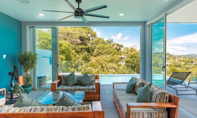 Manuel Antonio Villa | Nouvelle villa de luxe avec vue sur l'océan, proche de tout et pouvant accueillir jusqu'à 28 personnes