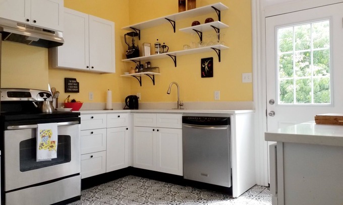 Broadmoor Appartement | New apt in center of New Orleans! Great location for travel nurse/professionals!