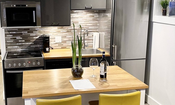 West Side Maison | Nouveau sous-sol privée - Entièrement meublé, 1 CHAMBRE & Futon