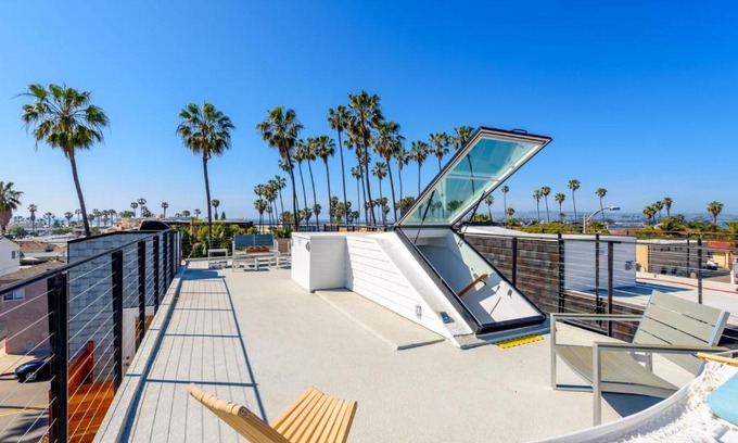 Ocean Beach Maison | New Beach House, Steps to Sand