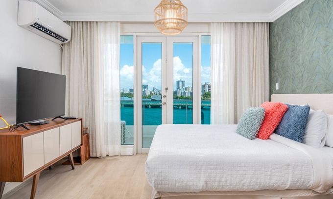 Puerta de Tierra Appartement | New beautiful bath and floors. Kitchen. Dine in a balcony with ocean view.