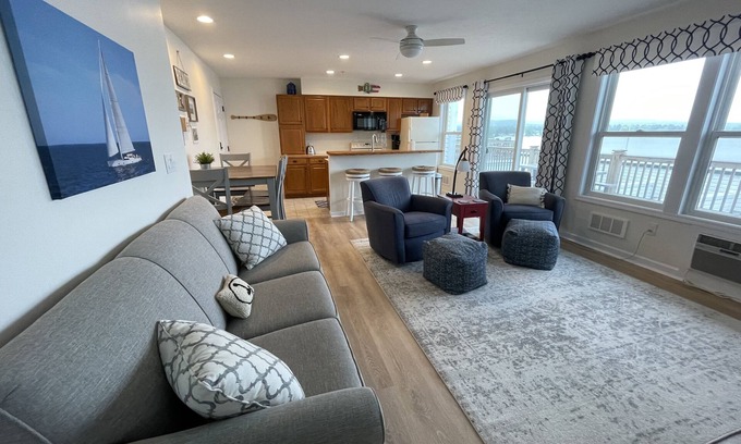 Onekama Copropriété | NEW - Beautiful Condo on Portage Lake and Steps from Lake Michigan