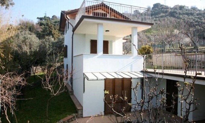 Pietrasanta Maison | Belle villa neuve, proche de la plage de sable. Grande terrasse. Jardin.