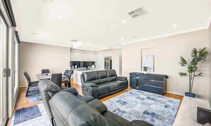 Clyde North Maison | New Berwick Waters Family Estate in Clyde North!