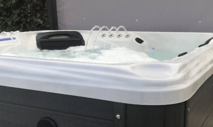 Surlingham Cabine | NEW Boutique Manor Farm Lodge sleeps 8 NEW HotTub for 8 Peaceful countryside