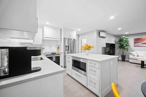 Parkrose Heights Maison | NEW! - Bright Modern Entire Unit KING BED!