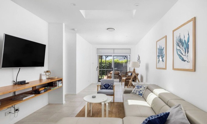 Fingal Bay Maison | La nouvelle villa familiale moderne et lumineuse, près des chiens de plage, est également la bienvenue. Wifi gratuit + Netflix