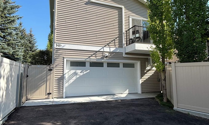 Signal Hill Maison | New Build, Charming 1-bedroom home in fabulous Calgary SW, 1.2 hours from Banff