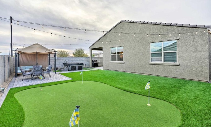 Glendale Maison | New-Build Glendale Home with Hot Tub and Putting Green