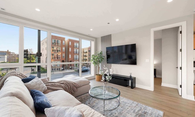 Tri-Taylor Appartement | New Build in Pilsen! Spacious 2 Bed 2 Bath Unit