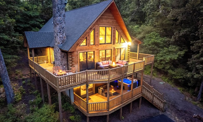 Chestnut Springs Cabine | New Build! Log Cabin with Hot Tub in Wintergreen