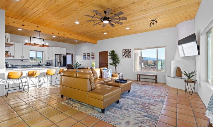 Taos Maison | New Build! - Relax to the most Expansive sunsets east of the Rio Grande.