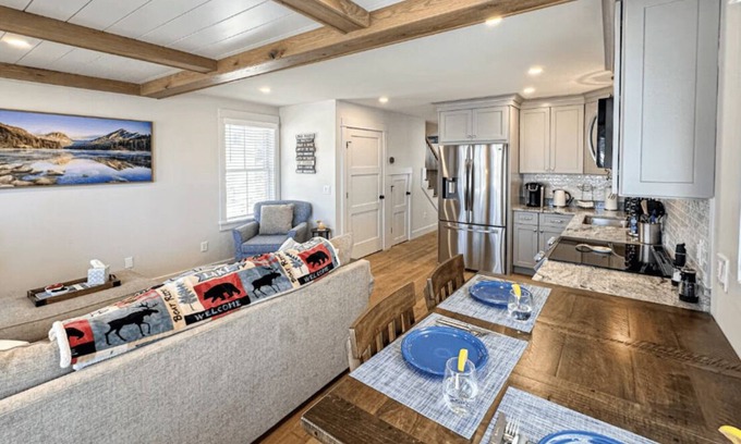 Laconia Maison | New build~Sunset View~Patio~Dock~Bring Your Boat!