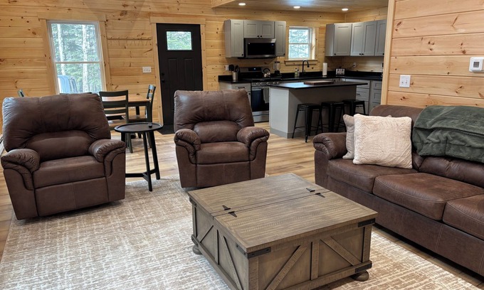 Rangeley Chalet De Ski | New Built! 2025 Cozy 3-bedroom chalet with water access to Rangeley Lake