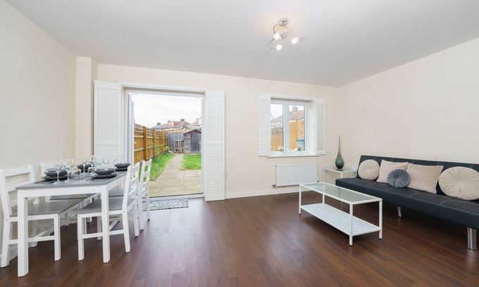 Havering Maison | New Built Immaculate Condition House. Garden & Private Parking.