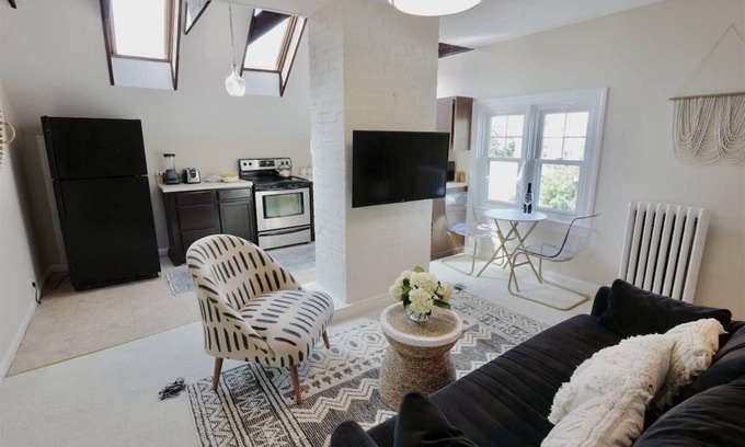 16th Street Heights Maison | NEW!! Cabin in the Clouds ~ Easy Downtown Access w Parking!