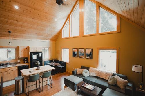 Paradise Estates Maison | New - Cabin Minutes to Mt Rainier - EV, HotTub, 2 Queen and Twin