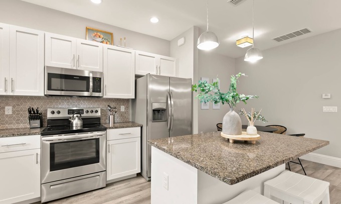Safety Harbor Appartement | NEW Canopy Cabana Luxury Downtown Apt