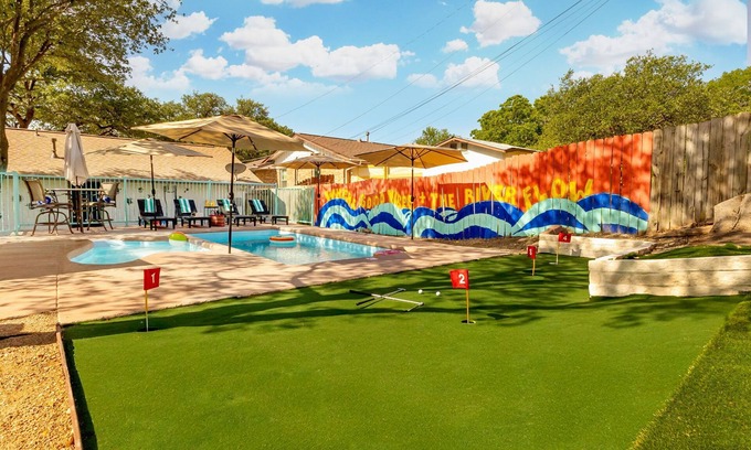 North San Antonio - SAT Maison | New! Casa Colibri w/year-round backyard/Two Pools/Gameroom/Central Location.
