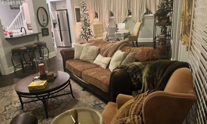 Lewisville Maison | New Castle IN Hotel Alternative: 3BR House Free Parking, early check-in and wifi
