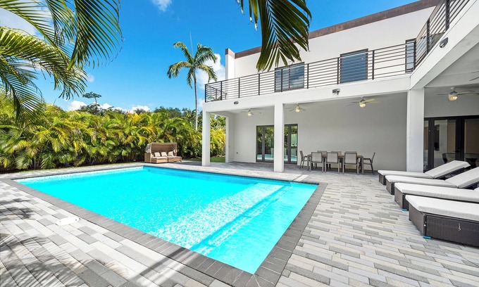 Ludlam Maison | New Central Miami Home, Sleeps 20, 70' TV, Pool, Game Room, Spacious Backyard