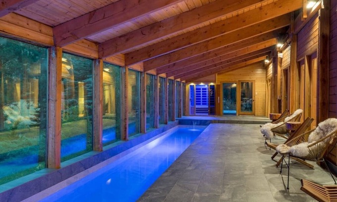 Hailey Chalet De Ski | NEW!! Chalet with private Pool, Hottub, and Sauna!
