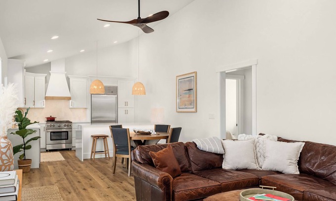 Fall City Maison | NEW! Charming 2-bedroom Modern Cottage in peaceful Fall City with AC and Views
