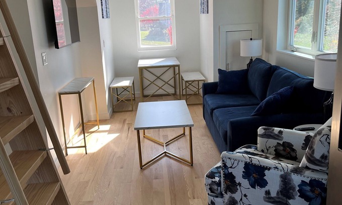 Wildwood Appartement | New charming 2-bedroom treetop apartment with WiFi, AC, playground, garage.