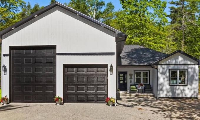 Jacksonport Maison | New, charming custom home, 7 minute walk to the beach