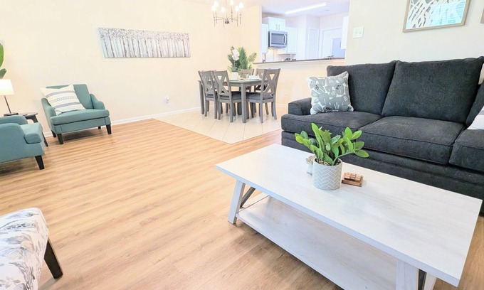 Brookshire Maison | NEW Charming Warm Retreat for 8 Fully Equipped Fast WiFi Modern Comforts