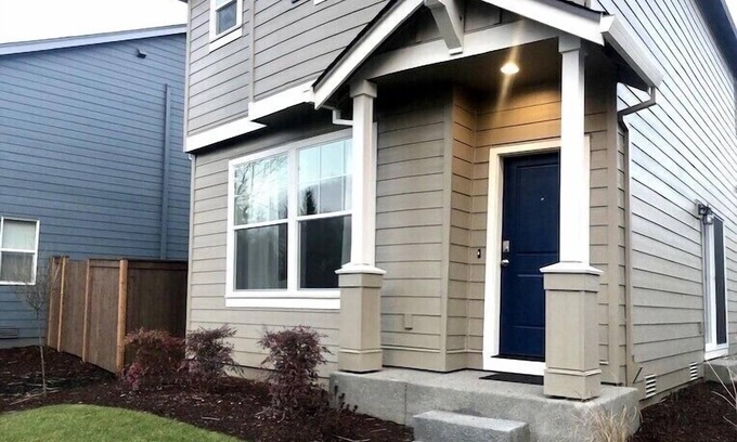 Evergreen Maison | Maison neuve, propre et moderne dans un quartier calme