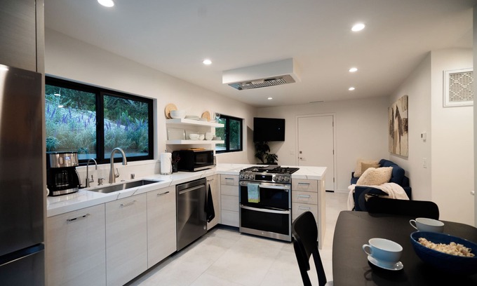 Thousand Oaks Maison | New Contemporary in a Parklike setting 2-bed 2-bath in amazing TO fast WiFi, AC