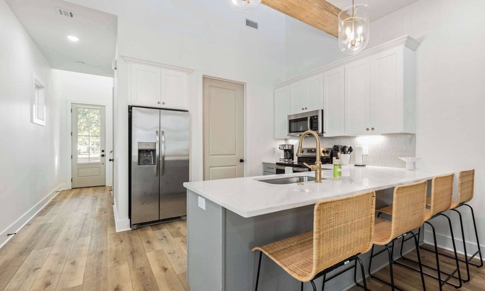 Youngsville Maison | NEW Cottage Downtown Sports Complex King Beds