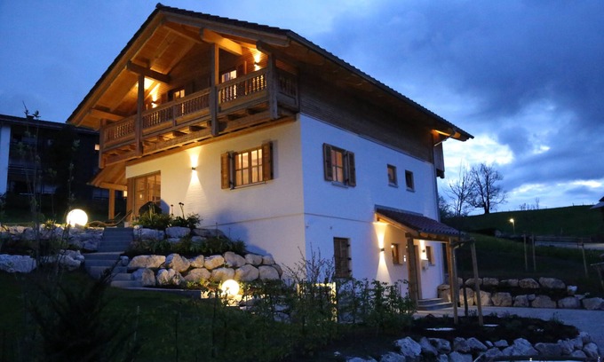 Steibis Maison | Maison neuve dans un style campagnard avec une grande piscine naturelle, jardin et garage