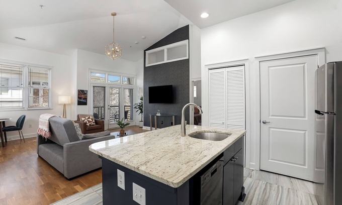 First Ward Copropriété | NEW! Cozy 1-bedroom condo with parking in charming Charlotte