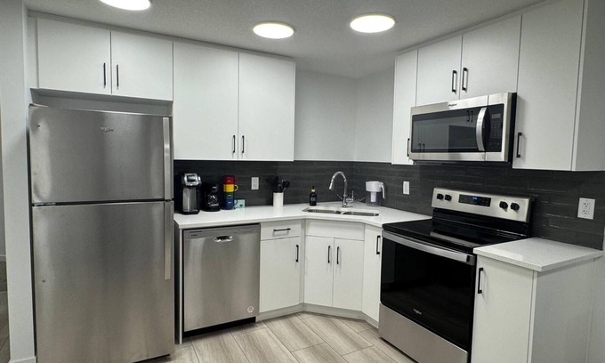 Southeast Calgary Appartement | New Cozy 2 BR suite w/king bed
