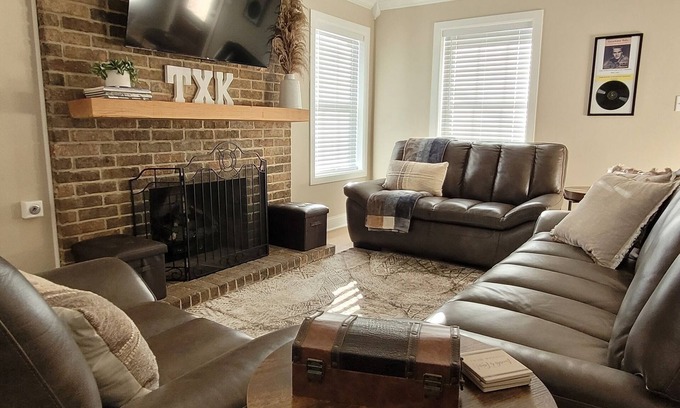 Texarkana Maison | NEW Cozy 3BR Retreat + 2-Car Garage in Historic Texarkana