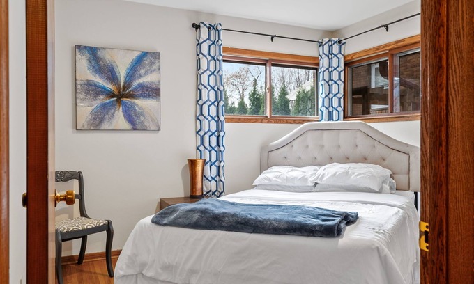 Summit Hill Maison | NEW Cozy 4-bedroom house on Summit Ave with fireplace, off street parking, Wifi!