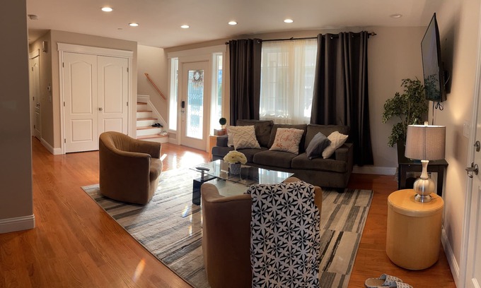 Highline Maison | New cozy 5BR vacation home with AC near Airport & downtown Seattle