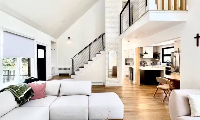 Rindge Maison | NEW cozy getaway near Mt Monadnock with hot tub
