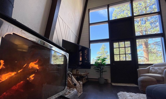 Woodland Park Chalet De Ski | New- Cozy, renovated mountain retreat w/ fireplace