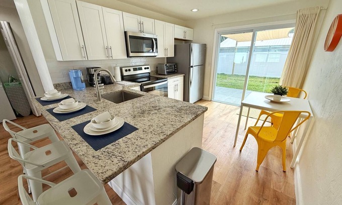 Allandale Maison | NEW! Cozy Sunshine-Up 6 Guests-Private Backyard